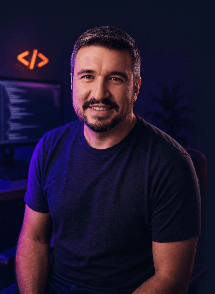 Moisés Henrique, sorrindo, em um ambiente escuro iluminado por luz violeta, com um monitor exibindo código e um letreiro de neon laranja ao fundo